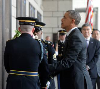 25일 방한한 버락 오바마 미국대통령이 서울 용산구 전쟁기념관을 찾아 UN참전국 전사자 명비에 헌화하고 있다. / 사진공동취재단