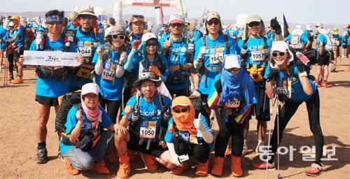 사하라 사막마라톤을 완주한 한국 선수들이 유니세프를 위한 자선 레이스를 앞두고 한자리에 모였다. 역경을 딛고 결승선을 통과한 이들은 커다란 자신감을 얻었다.