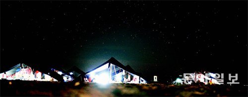 사하라 사막마라톤 레이스 도중 야영을 하는 텐트 위로 쏟아지는 별빛은 지친 몸과 마음을 달래줬다.