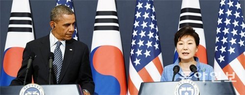25일 박근혜 대통령이 버락 오바마 미국 대통령과 정상회담 직후 공동기자회견에서 기자의 질문에 답하고 있다. 신원건 기자 laputa@donga.com