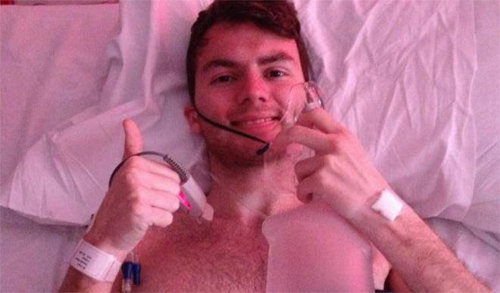 암 투병을 하면서 청소년 암 환자들을 위한 모금 활동을 해온 스티븐 서턴 씨는 “할 수 있는 한 최선을 다해 (암과) 싸우겠다”며 병상에서 오른손 엄지손가락을 들어 올렸다. 사진 출처 스티븐 서턴 페이스북