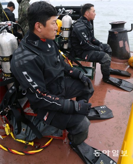26일 오후 전남 진도 세월호 사고 해역에서 잠수사들이 수색작업 전 바지선 위에서 대기하고 있다. 진도=사진공동취재단