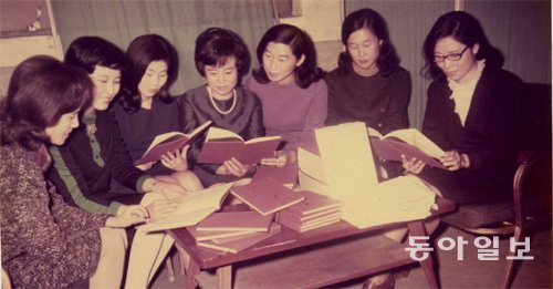 동인 활동 초창기인 1970년 12월 동인시집 발송 작업을 위해 모인 청미동인들. 왼쪽부터 허영자 김후란 김선영 김여정 임성숙 이경희 추영수 시인. 청미동인회 제공