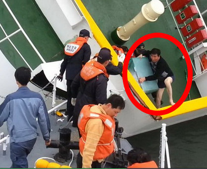 사진=세월호 최초 구조 동영상 갈무리