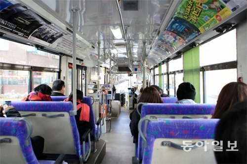 일본의 버스 안 모습. 버스가 정차된 이후에 승객이 자리에서 일어나 출입구로 걸어가 내리는 문화가 자리 잡혀 있다. 동아일보DB