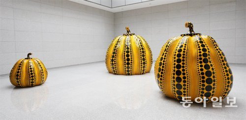 일본 현대미술의 거장 쿠사마 야요이 씨의 ‘호박’ 조각은 전 세계에서 널리 사랑받는 대표작 중 하나다. 화려한 색채와 물방울무늬를 결합한 ‘호박’은 관객을 행복한 상상의 세계로 이끌어주는 매개체 역할을 한다. 예술의전당 제공