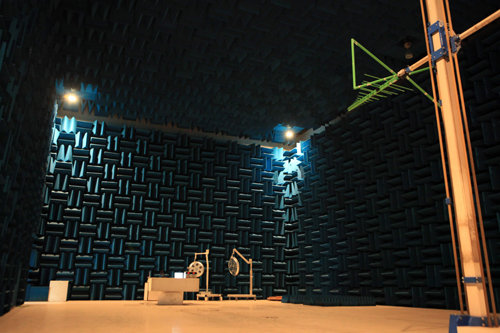 국제 규격의 10m Full Chamber에서 의료기기의 불요전자파 측정이 이루어지는 모습.
