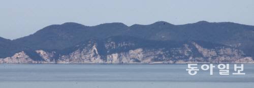 사진=북한의 해안 포가 위치한것으로 추정되는 장산곶의 절벽(동아일보DB)