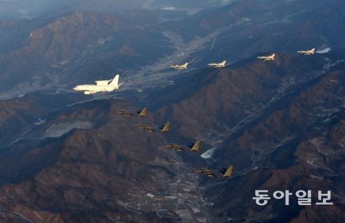 공중조기경보통제기 피스아이와 F-15K 편대가 전투초계비행을 수행하고 있다. 동아일보DB