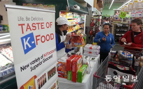 미국 로스앤젤레스의 히스패닉계 주민들이 많이 이용하는 한 매장에서 한국 식품 판촉행사를 벌이는 모습. 최근 미국에서는 한국 식품을 찾는 고객이 늘고 있다. aT LA사무소 제공