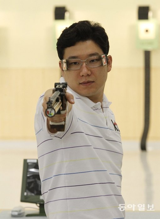 한국사격의 간판스타이자, ‘살아있는 전설’ 진종오가 이혼의 아픔을 털고 부활을 다짐하고 있다. 그는 9월 스페인 그라나다에서 열리는 세계선수권대회와 인천아시안게임에서 개인전 금메달을 노린다. 동아일보DB