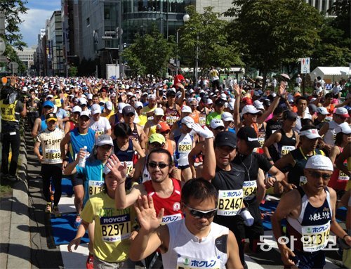 2013년 일본 삿포로에서 열린 홋카이도 마라톤대회 참가자들이 힘차게 출발하고 있다. 홋카이도마라톤조직위 제공