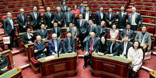 2012년 프랑스 상원을 방문한 ‘중국 기업가 클럽’ 소속 기업인들이 프랑스 정치인들과 기념촬영을 하는 모습. 사진 출처 차이나데일리
