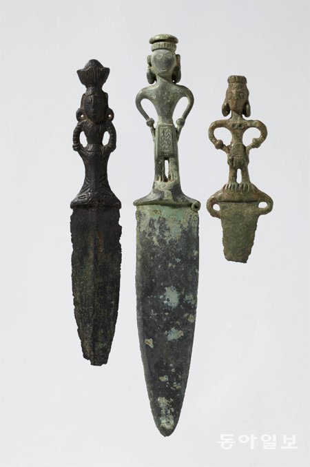 사람 모양 손잡이 칼. 남성(가운데와 오른쪽)과 여성(왼쪽)의 복식을 뚜렷이 구분한 게 인상적이다. 국립중앙박물관 제공