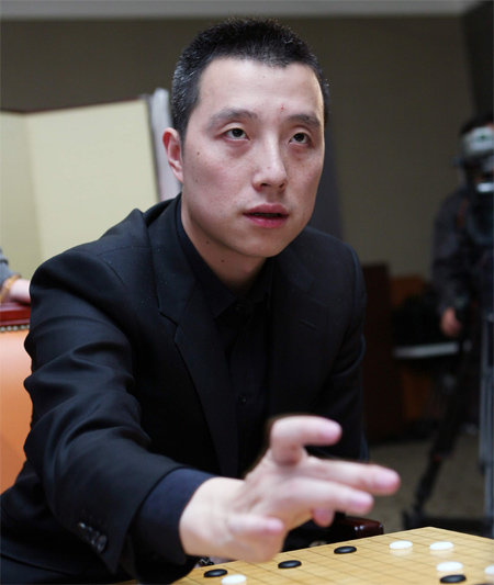 구리 9단은 “말보다 행동, 호언장담보다 최선의 노력을 통해 하나하나 이뤄가는 기사가 되고 싶다”고 말했다. 사진은 27일 10번기 4국에서 이세돌 9단에게 이긴 뒤 가진 복기 장면. 한국기원 제공