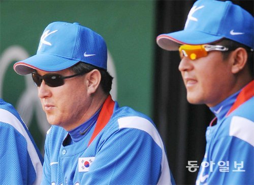 김기태 LG 감독(오른쪽)은 2008 베이징 올림픽 때 타격 코치로 당시 한국 대표팀을 이끈 김경문 감독(현 NC 감독)을 보좌했다. 동아일보DB