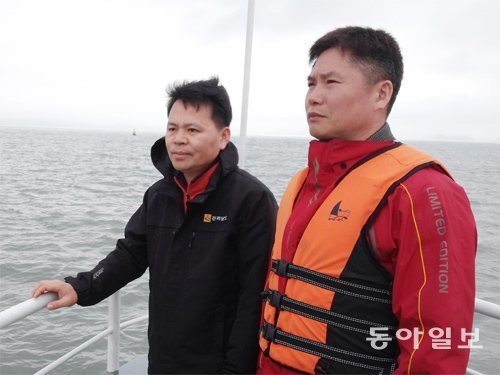 지난달 29일 오후 전남 진도군 팽목항 앞바다에 떠있는 전남도 어업지도선 201호선 갑판 위에서 박승기 씨(왼쪽)와 임종택 씨가 침몰 당시 상황을 설명하고 있다. 진도=이은택 기자 nabi@donga.com