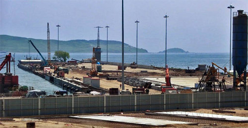 러시아가 북한으로부터 임차해 사용 중인 나진항 3호 부두. 중국 기업이 사용권을 확보한 것으로 알려진 1호 부두는 북한 당국이 임대 사실을 부인했다. 사진 출처 중국 옌볜조선족자치주 홈페이지