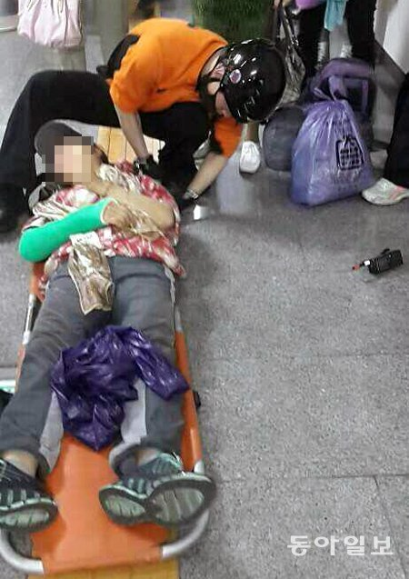 부상자 긴급 이송 2일 오후 3시 30분경 서울 지하철 2호선 상왕십리역에서 추돌사고가 발생한 뒤 
현장에 출동한 소방대원이 부상한 승객을 이송할 준비를 하고 있다. 소방당국은 이 사고로 승객과 기관사를 포함해 238명이 다쳤다고
 밝혔다. 채널A 서포터스 대학생 유민지 씨 제공