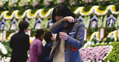 4월 23일 경기 안산시 단원구 올림픽기념관에 마련된 단원고 희생자 임시합동분향소에서 헌화를 마친 단원고 학생이 눈물을 훔치고 있다.