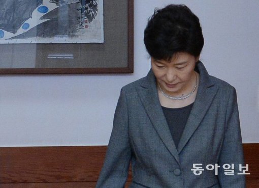 박근혜 대통령 팽목항 방문, 실종자 가족과 면담. 사진=동아일보 DB