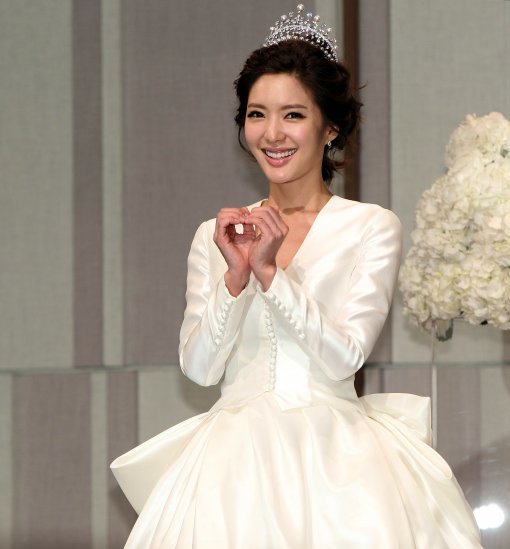 서지영 득녀. 사진=스포츠동아 DB

한편 1981년생으로 올해 만 30세가 된 서지영은 1998년 스톰 모델로 데뷔, 혼성그룹 샵 일원으로 폭발적인 인기를 누린 1세대 아이돌 가수 출신 연기자다. 

임진환 기자 photolim@donga.com 트위터@binyfafa