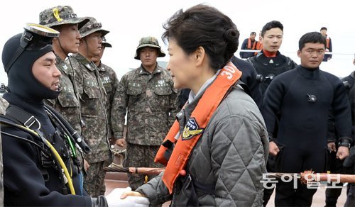 박근혜 대통령이 4일 오후 전남 진도 인근 세월호 사고 현장을 방문해 민관군 합동 수색작업이 이뤄지는 바지선에서 잠수사들을 만나 악수하며 격려하고 있다. 청와대사진기자단