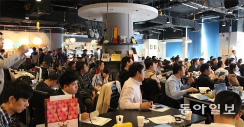 지난달 26일 중국 베이징 중관춘의 창업 카페 ‘처쿠카페이’에서 열린 창업 관련 세미나에 창업자 160여 명이 몰렸다. 베이징=김호경 기자 whalefisher@donga.com