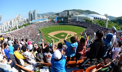 6일 사직구장은 시즌 처음으로 만원관중을 기록했다. 롯데 히메네스가 이날 두산전에서 2회에 이어 3회에도 홈런포를 쏘아 올리자 관중석을 가득 메운 부산팬들이 환호하고 있다. 롯데는 1회부터 3회까지 사상 최초로 3이닝 연속 타자일순을 기록하는 등 팀 창단 최다인 24안타를 몰아치며 19점을 뽑아내는 화력쇼를 펼쳤다. 사직｜김민성 기자 marineboy@donga.com 트위터 @bluemarine007