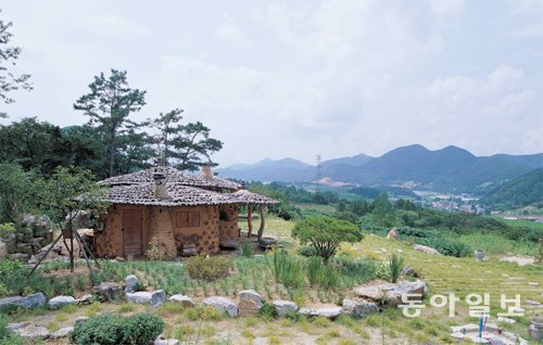 ‘좋은 집’은 에너지 효율을 높이면서 건강에 좋은 자연재료로 지은 주택이다. 사진은 충남 금산군의 흙나무집. 동아일보DB