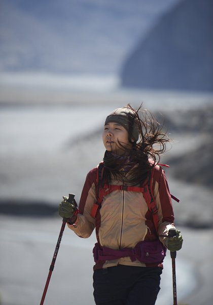 15초 남짓한 짧은 TV CF 속에 감동적인 이야기를 담는 ‘스토리 마케팅’이 아웃도어 브랜드 사이에서 인기를 끌고 있다. 청각장애를 딛고 자신만의 히말라야를 찾는 슈퍼모델 추아림의 도전스토리를 다룬 블랙야크의 CF 장면. 사진제공｜블랙야크