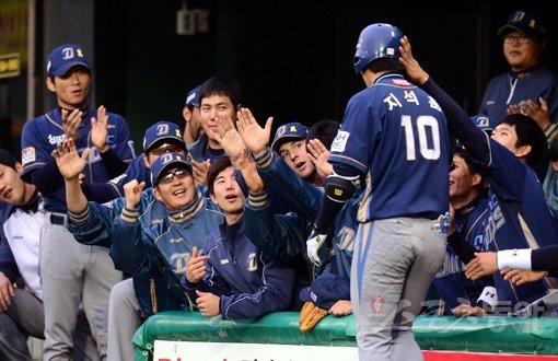 NC 지석훈(10번)이 7일 목동 넥센전 1회 2사 1·2루서 3점홈런을 때려낸 뒤 덕아웃에서 동료들의 환영을 받고 있다. 이날 NC 타자들은 무려 6개의 홈런포를 쏘아 올리며 넥센을 24-5(6회 강우콜드)로 대파하고 1위를 탈환했다. 목동｜김종원 기자 won@donga.com 트위터 @beanjjun