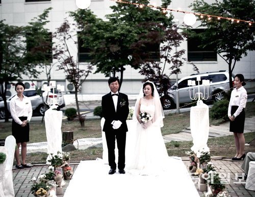 박종필 씨 부부가 건양대 호텔관광학부 학생들이 마련한 리마인드 결혼식에서 입장을 준비하고 있다. 건양대 제공