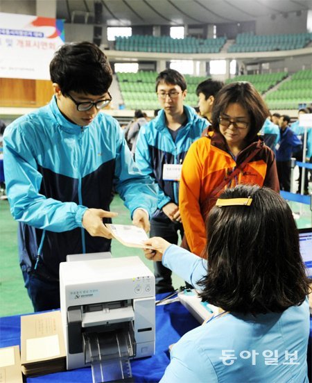 지방선거 사전투표 체험 지난달 대구실내체육관에서 열린 지방선거 사전투표 및 개표시연회에서 참석자들이 투표용지를 받고 있다. 중앙선거관리위원회는 9일 시군 위원회별 1곳씩 모의 사전투표소를 설치해 체험행사를 연다. 경북도선거관리위원회 제공