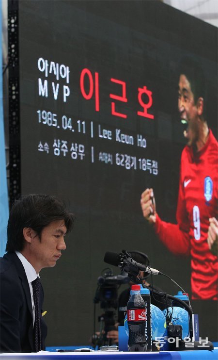 홍명보 축구대표팀 감독이 8일 경기 파주 축구대표팀트레이닝센터(NFC)에서 브라질 월드컵 대표팀 최종 엔트리 23명을 발표하면서 이근호(상주)를 호명하고 있다. 2010년 남아프리카공화국 월드컵을 앞두고 최종 엔트리 탈락이라는 아픔을 겪었던 그는 4년 만에 꿈에 그리던 월드컵 무대를 밟게 됐다. 파주=양회성 기자 yohan@donga.com