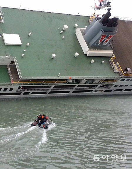 세월호 침몰 당시 해경이 공개한 최초 구조상황 영상. 갑판 위에 승객의 모습은 보이지 않는 가운데 해경의 구명보트와 헬기가 접근하고 있다. 해경 제공