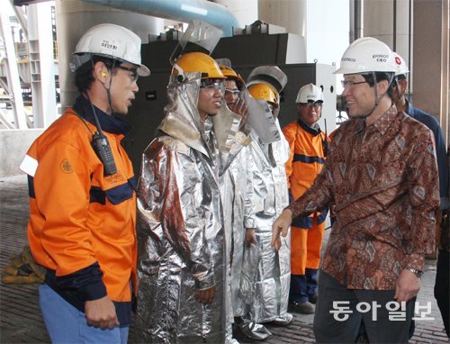 오준 포스코 회장(오른쪽)이 9일 인도네시아 칠레곤 시 크라카타우포스코를 찾아 현장 직원들을 격려하고 있다. 포스코 제공
