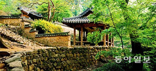 조선시대 정원문화의 꽃으로 불리는 전남 담양 소쇄원의 광풍각. 소쇄원을 찾은 손님을 위한 공간으로 주인의 공간인 제월당과 두 개의 낮은 담으로 연결된다. 송창근 제공