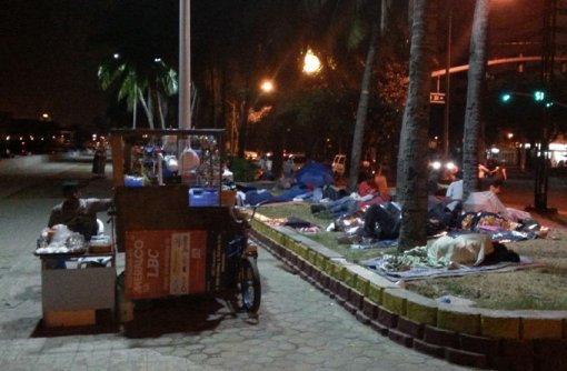 다수의 한국인 노숙자들이 생활하는 마닐라베이 공원.