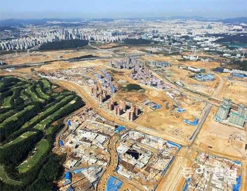 한국토지주택공사(LH)가 경기 화성시 일대에서 조성하고 있는 ‘동탄2신도시’를 하늘에서 내려다 본 모습. LH는 분당신도시의 1.8배 규모로 국내 최대규모 신도시인 동탄2신도시를 주거지역 및 업무시설 등이 조화를 이루는 자족도시로 조성하고 있다. LH 제공