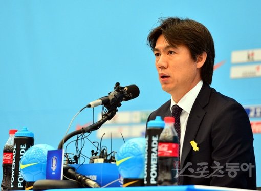 ‘홍명보호’가 12일 파주 NFC에서 브라질월드컵 본선을 앞둔 최종 담금질에 돌입한다. 홍명보 감독은 선수 전원이 리더가 되고, 멀티 플레이어가 되길 강조하고 있다. 홍 감독이 8일 NFC에서 23인 최종엔트리를 발표하고 있다. 박화용 기자 inphoto@donga.com 트위터 @seven7sola