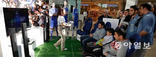 최근 터키 이스탄불의 ‘이스틴예 파크’에서 진행된 삼성전자의 커브드 초고화질(UHD) TV 행사를 찾은 관람객들이 축구장처럼 꾸며진 무대 위에서 TV를 살펴보고 있다. 삼성전자 제공