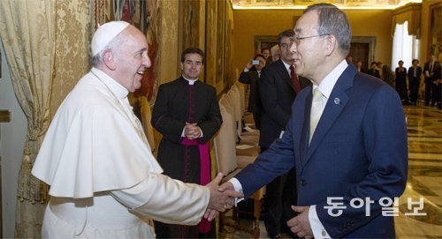 반기문 유엔 사무총장(오른쪽)과 프란치스코 교황이 9일 바티칸에서 웃으며 악수하고 있다. 반 총장은 8월 방한을 앞둔 교황에게 한반도에 ‘치유와 화해의 메시지’를 가져와 달라고 요청했다. 유엔본부 제공