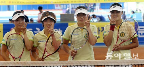13일 개막하는 동아일보기 전국정구대회에서 사상 첫 여자 일반부 단체전 6연패에 도전하는 NH농협은행 선수단. 사진은 지난해 5연패 주역인 주옥, 김애경, 김미연, 임수민(오른쪽부터). 동아일보DB