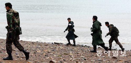 군 장병 해안수색 거센 비바람이 몰아친 11일 오후 군 장병들이 전남 진도군 세방낙조 부근 해안에서 수색 작업을 하고 있다. 민관 구조팀은 악천후로 이틀째 세월호 선체 수색을 중단했다. 진도=김미옥 기자 salt@donga.com