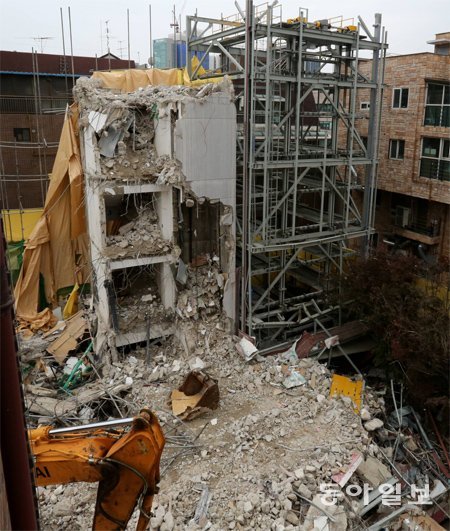 10일 서울 강남구 가로수길의 한 상가 건물이 붕괴됐다. 11일 굴착기가 건물 잔해를 수습하고 있다. 장승윤 기자 tomato99@donga.com