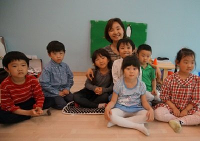 수업 후 윤은주 교사와 아이들이 함께