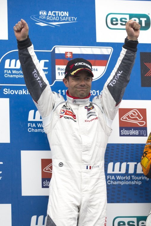 시트로엥 레이싱팀 세바스티앙 로브가 지난 10일 ‘WTCC 2014’ 4차전 슬로바키아대회 1라운드에서 우승해 포디움에 올랐다. 한불모터스 제공