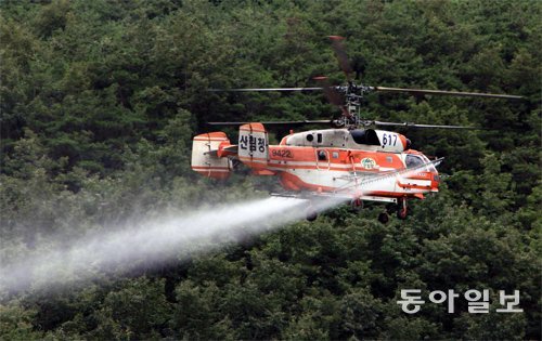 13일부터 8월까지 부산 울산 경남지역의 소나무재선충병 항공방제가 실시된다. 산림항공본부 제공