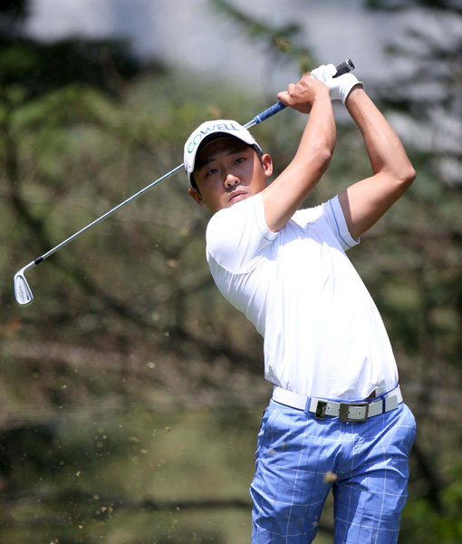 박준원(코웰)이 11일 경기도 성남 남서울골프장에서 펼쳐진 제33회 GS칼텍스 매경오픈 최종 4라운드에서 아이언샷을 날리고 있다. 박준원은 이번 대회에서 프로 데뷔 8년 만에 첫 우승을 차지했다. 사진제공｜KPGA